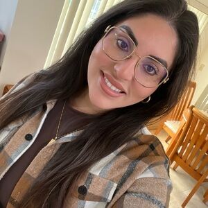 Meet your Posher, Claudia